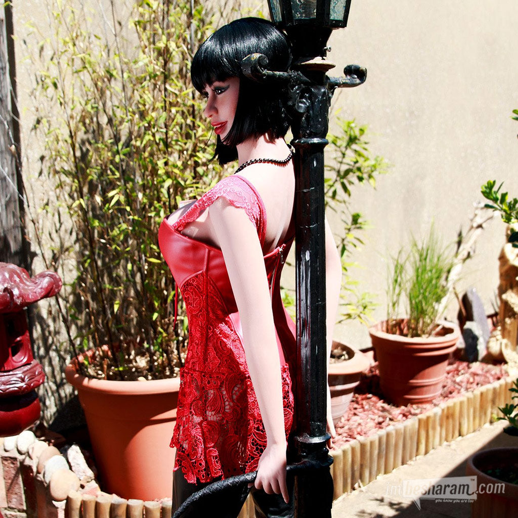 Star Sex Doll Hannah Posing